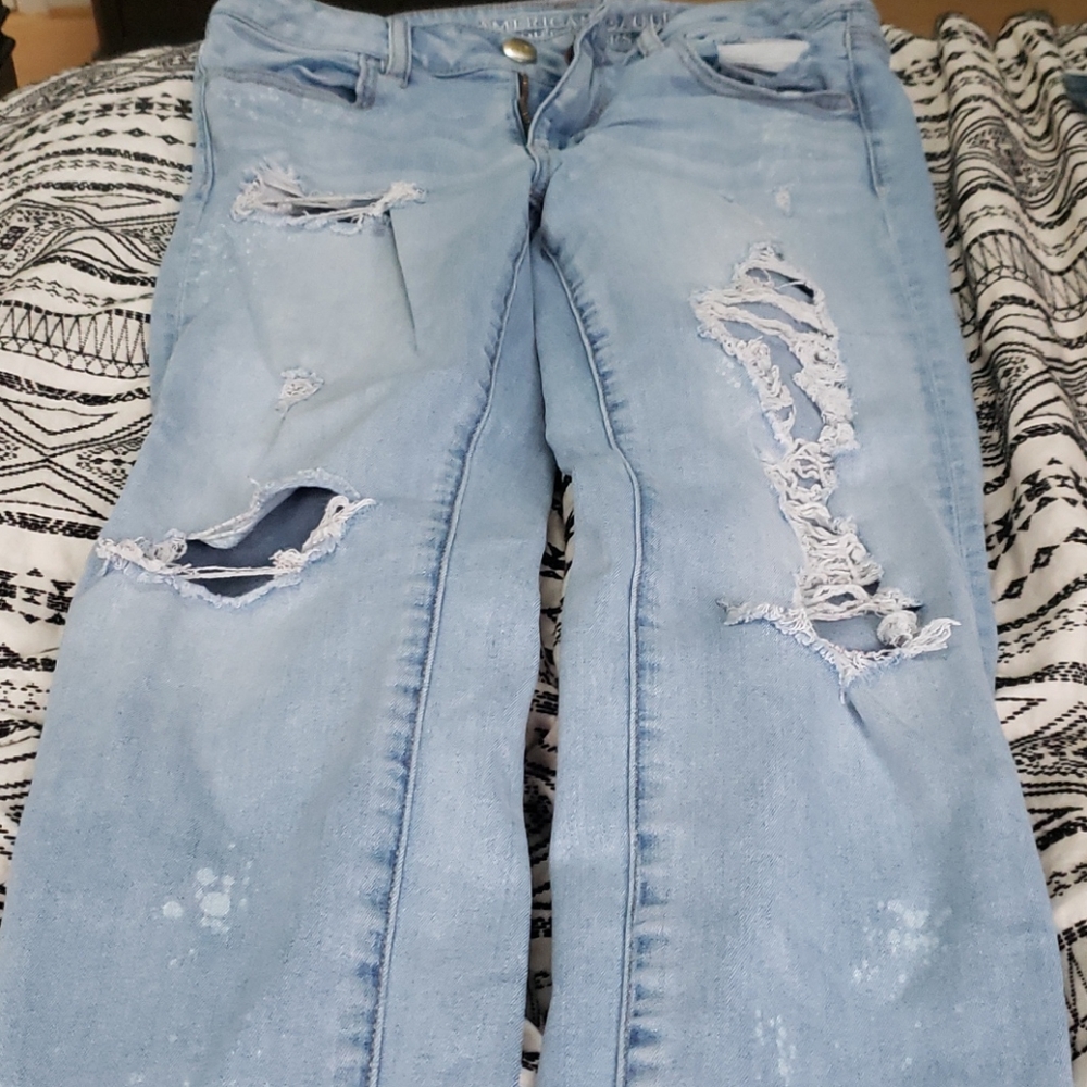 Wide leg distressed lightwash jeans